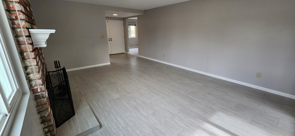 Living Room 18'x 14' - 1100 Opal St