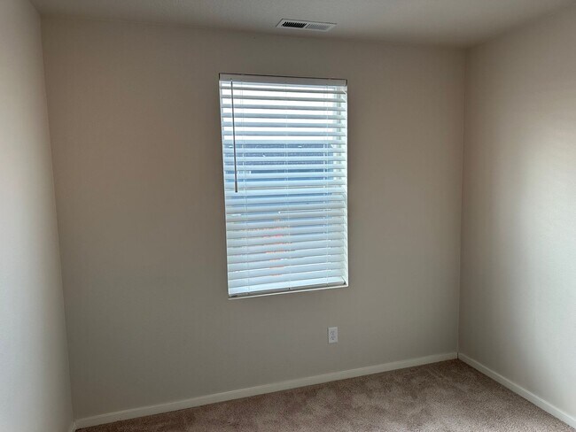 Building Photo - 4 bedroom 2.5 bathroom home!