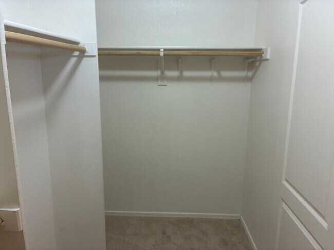 Building Photo - **BEAUTIFUL 3BEDROOM/2BATHROOM HOME LOCATE...