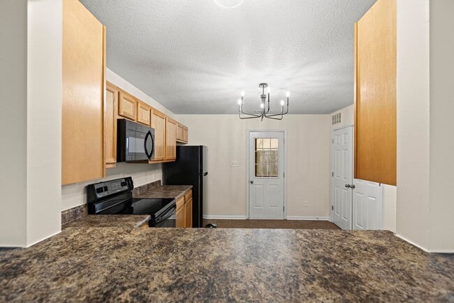 Building Photo - Adorable townhome with beautiful upgrades!