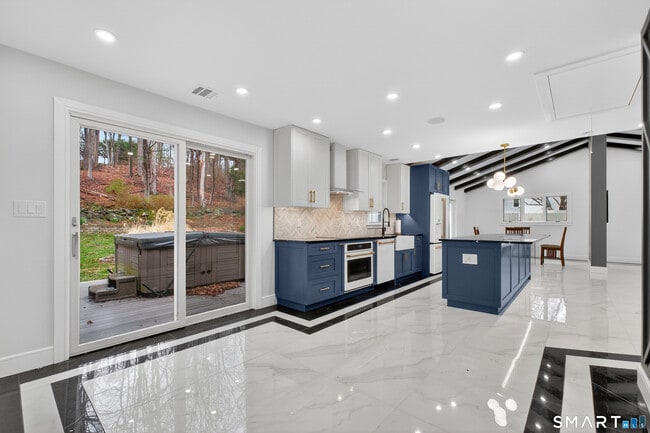 Building Photo - 6 Brighton St