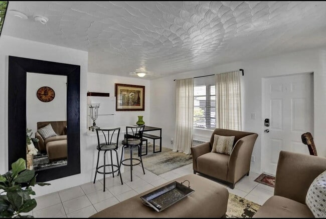 Building Photo - 820 NE 16th Ave