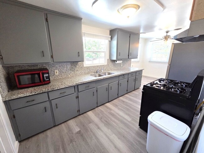 Building Photo - Updated 2 Bedroom 1 Bath Home