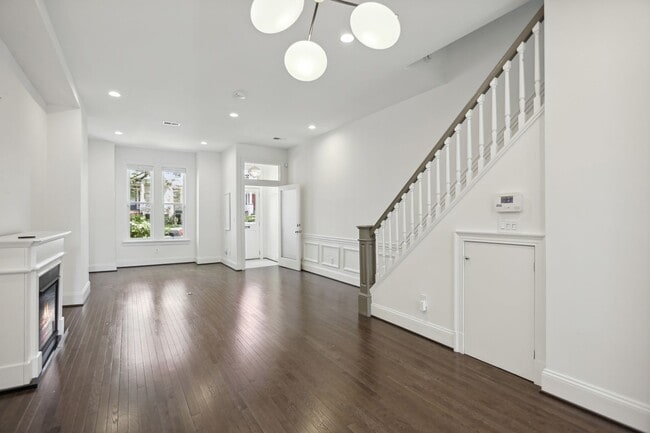 Building Photo - Available Now! // 3 Bedroom 2.5 Bathroom T...