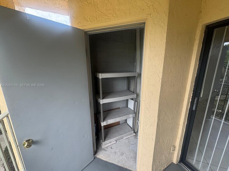 Building Photo - 9999 Summerbreeze Dr