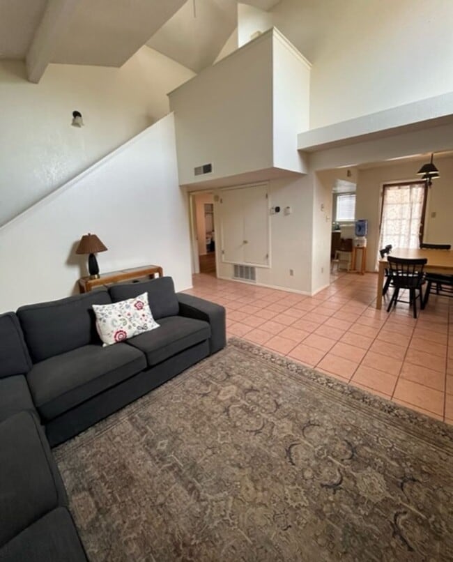 Building Photo - Great 3 bedroom 2 bath home!