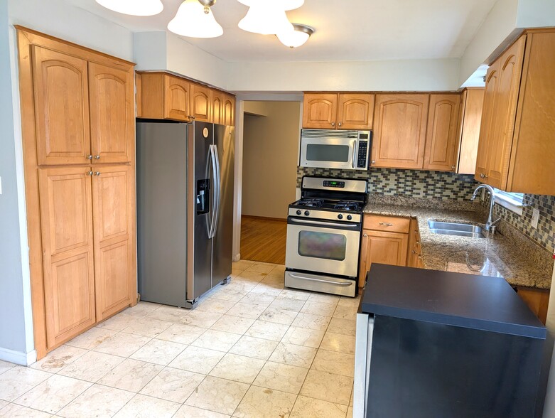 Kitchen - 21765 Flanders St