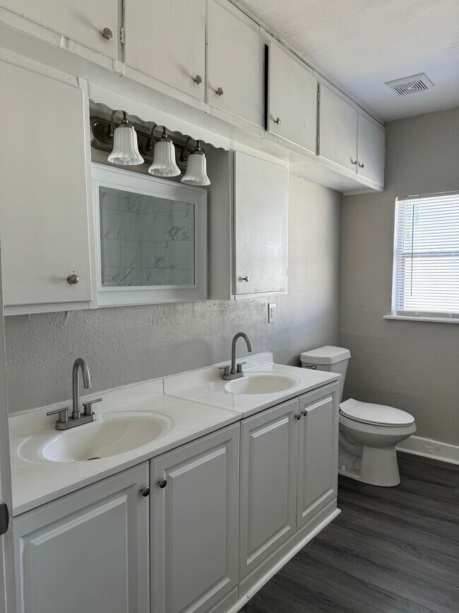 Building Photo - 8708 Lanewood Dr