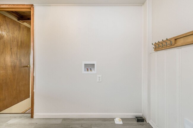 Building Photo - Charming 4-Bed, 2-Bath Home in Southlawn North – 1 Block from Lamar Elementary!