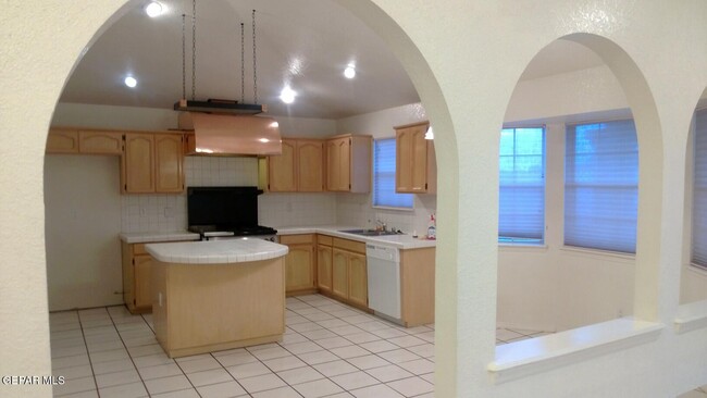 Building Photo - 7417 Mission Viejo Dr