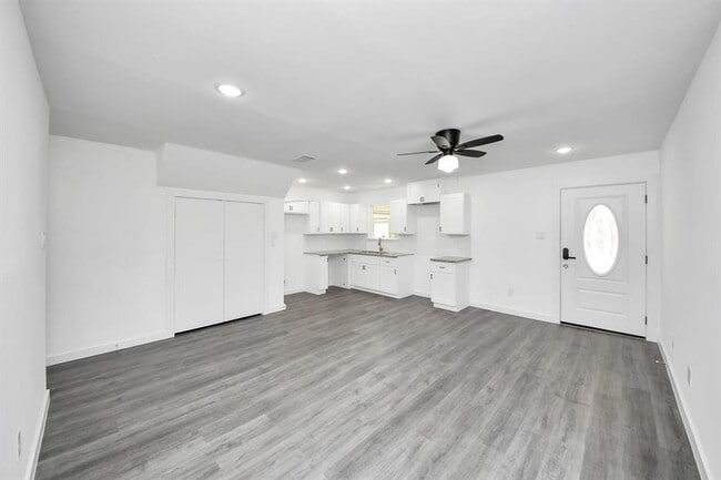 Building Photo - 2322 Wavell St