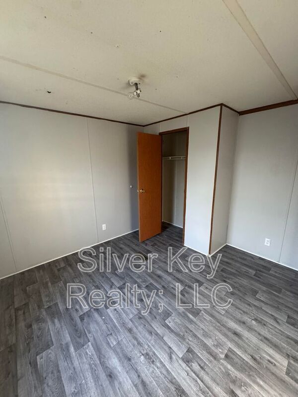 Building Photo - 901 Eastanallee Ave