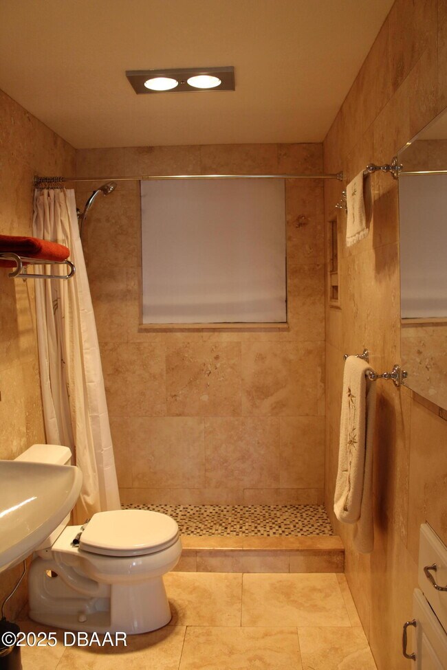 Building Photo - 404 S Beach St