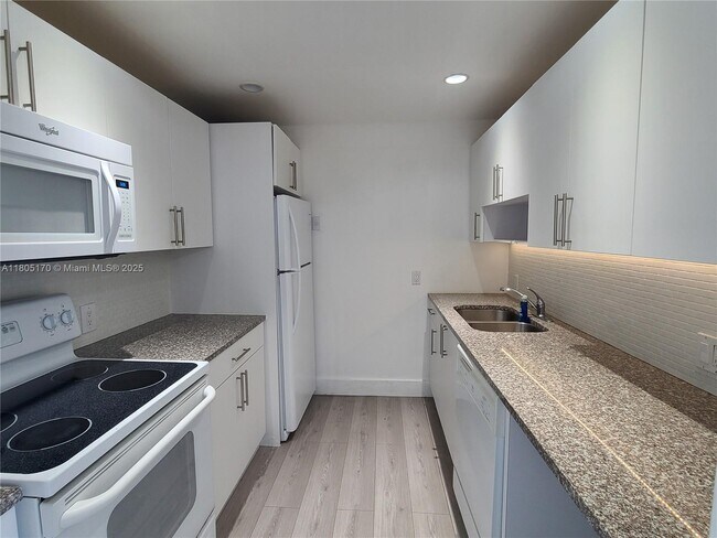 Building Photo - 3625 N Country Club Dr
