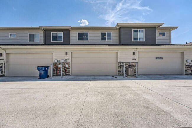 Building Photo - Modern 3-Bed, 2-Bath Townhome with Spaciou...