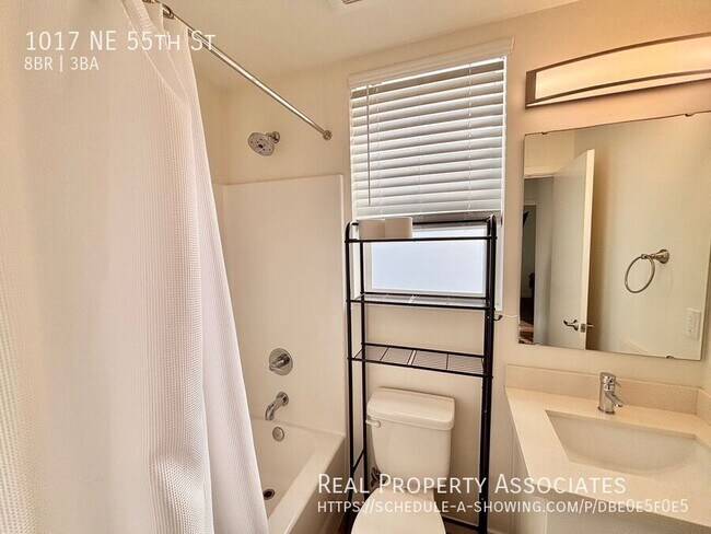 Building Photo - 1017 NE 55th St