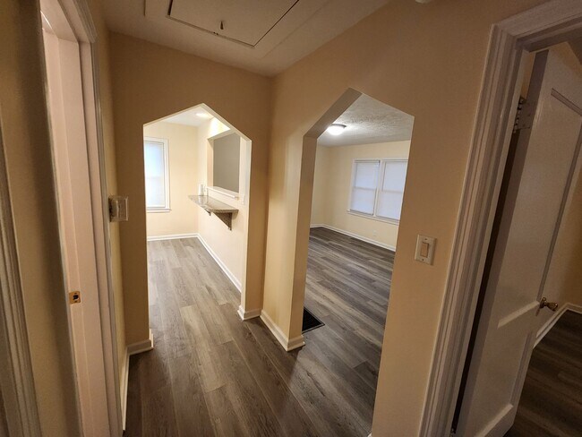 Building Photo - Adorable 2 bedroom with updates and washer/dryer hook-ups