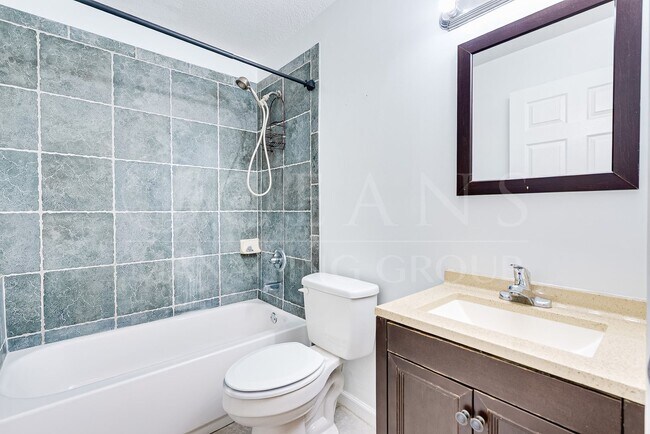 Building Photo - Charming 3-Bedroom Home Just 3 Blocks from the Ocean