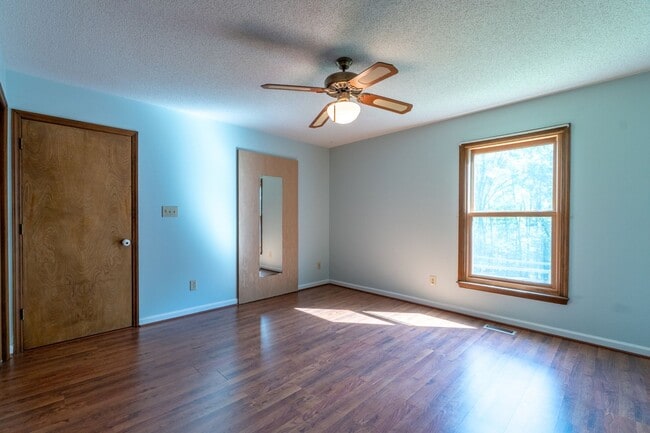 Building Photo - Meticulously maintained property with a st...
