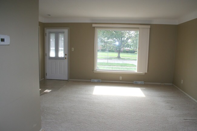 Living - 1269 Bonnie Ln