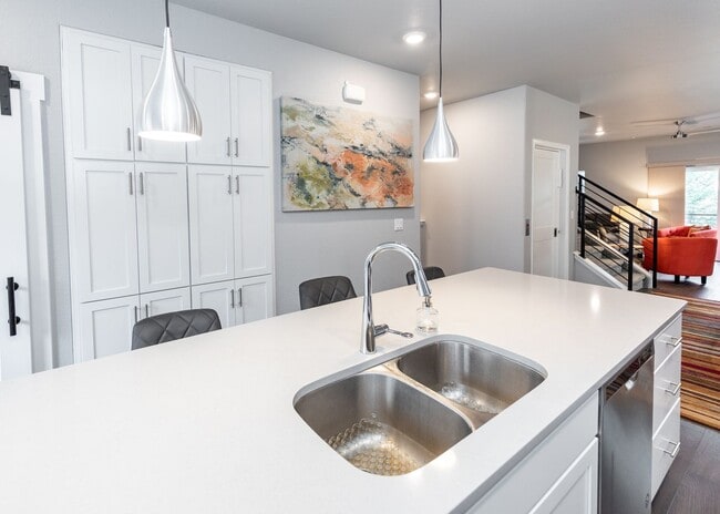 Building Photo - Urbanite Living near Downtown 3 Bed End Unit Townhouse