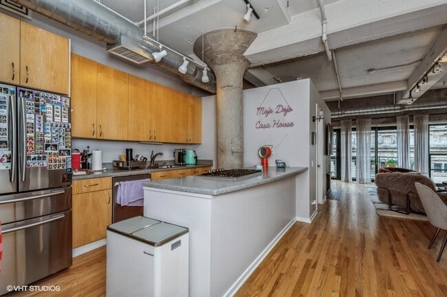 Building Photo - 130 S Canal St