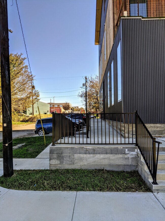 Building Photo - 305 N Parker Ave