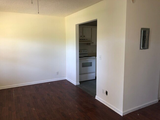 Building Photo - 2 bed 1 bath