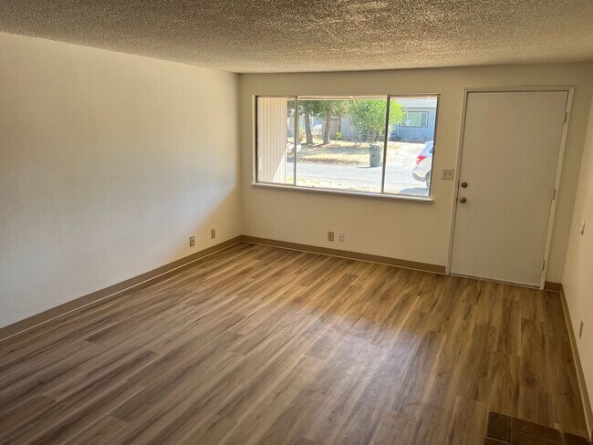 Building Photo - 2 Bedroom 1 Bathroom Duplex in Springfield