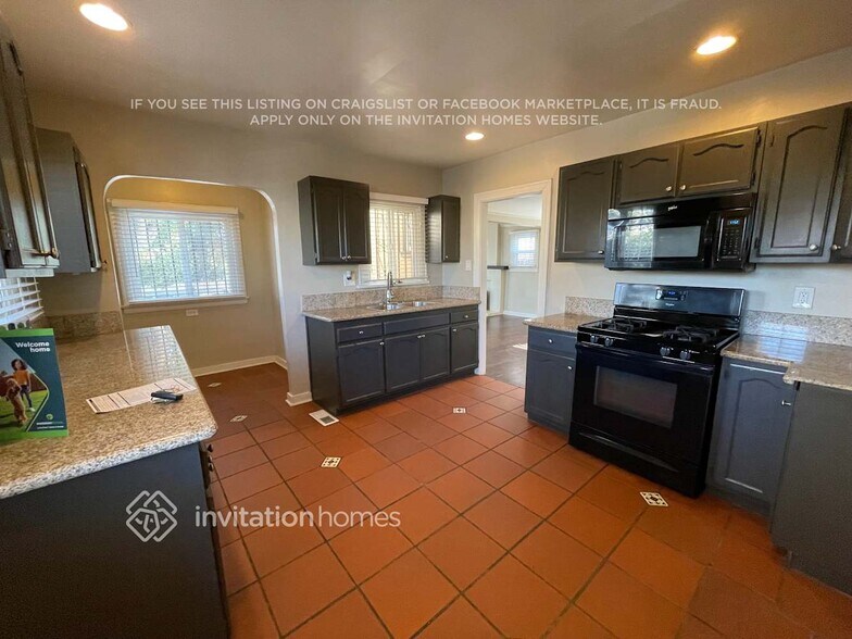 Building Photo - 3003 Hillcrest Dr