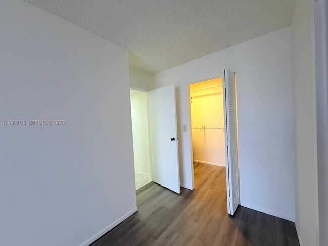 Building Photo - 800 Parkview Dr