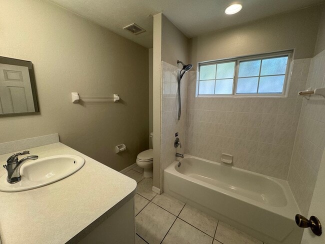 Building Photo - Nice 4/3 in Weatherly!