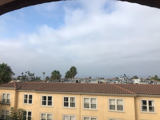 Building Photo - Ocean View 1 Bed/1 Bath in North Pacific Beach!