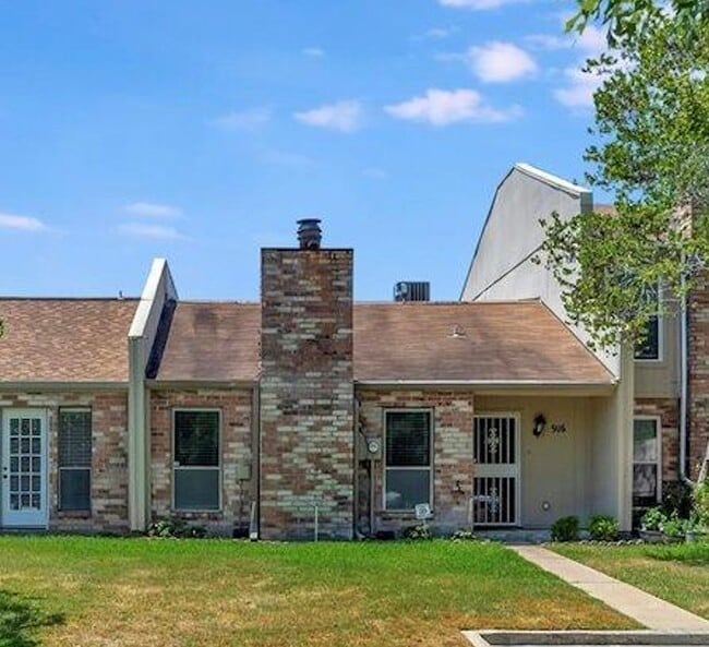 Primary Photo - 916 Trailwood Blvd