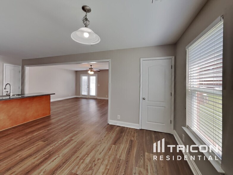 Building Photo - 4212 Aurora Cir