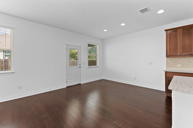 Building Photo - 208 Magna Ln