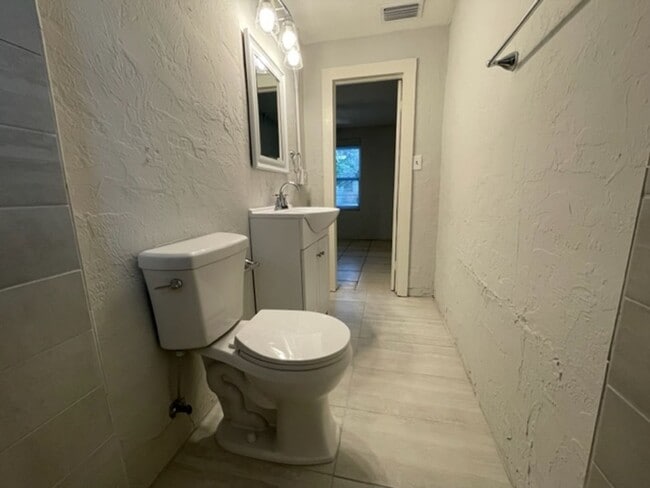 Building Photo - Beautiful 2 Bed 1 Bath House In Fifth Ave Neighborhood