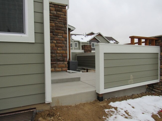 Building Photo - Like new 2Bed, 2.5 Bath with Den/Office To...