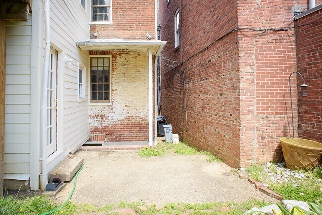 Building Photo - 123 Cathedral St