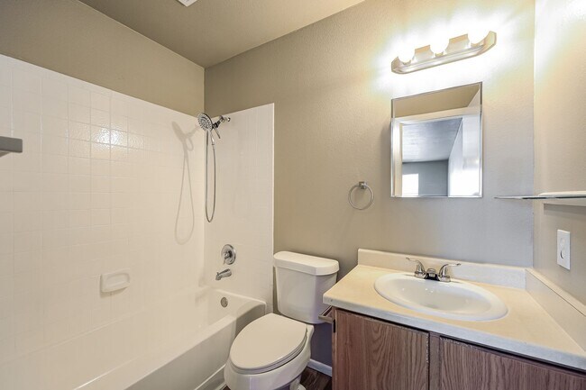 Building Photo - Recent remodeled! 4 bedroom, two living areas and loft!