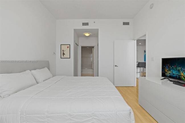 Building Photo - 2775 NE 187th St