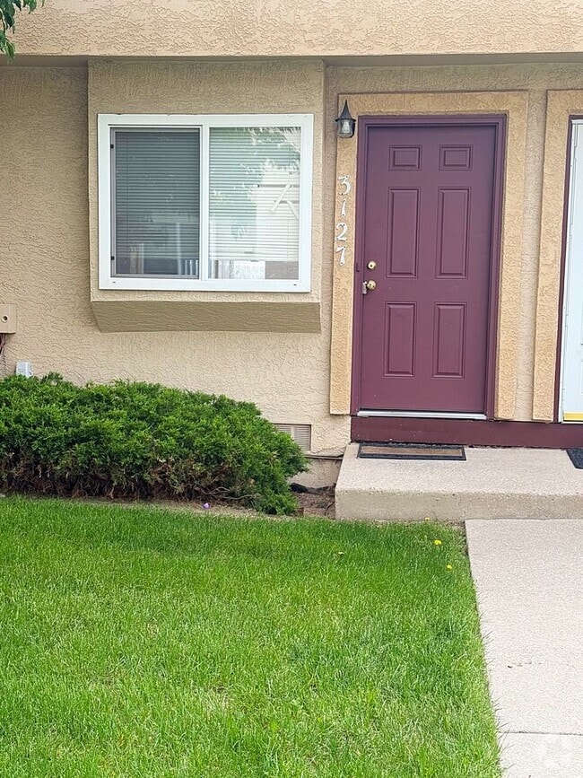 Building Photo - 2 bedroom townhome on east side-Don't miss...