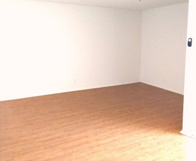 Building Photo - 13621 Cerise Ave Apartments