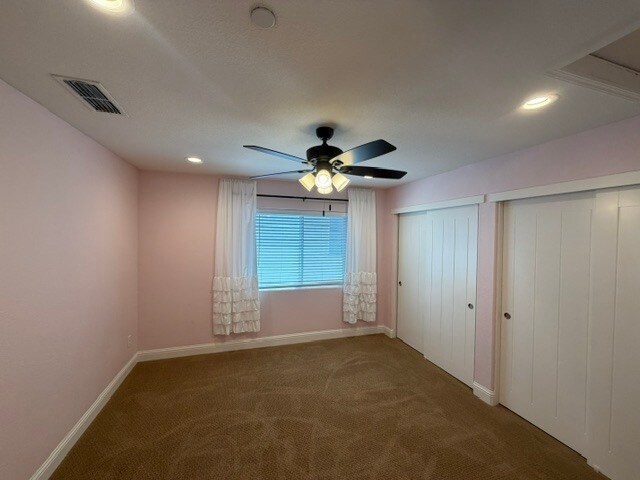 Building Photo - Gorgeous 3 Bedroom 3 Bathroom Plus Loft Area Home