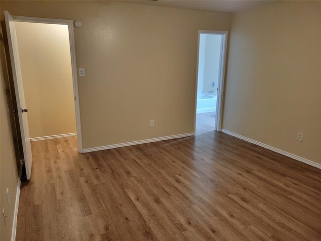 Building Photo - 1006 Hollow Oak Rd