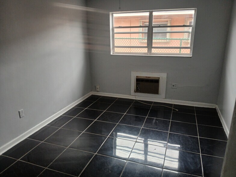 Building Photo - 7640 Pembroke Rd