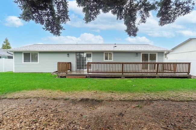 Building Photo - Living & Family Room! Freshly updated!