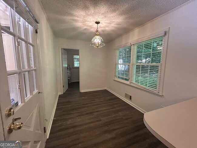 Building Photo - 729 Holly Dr
