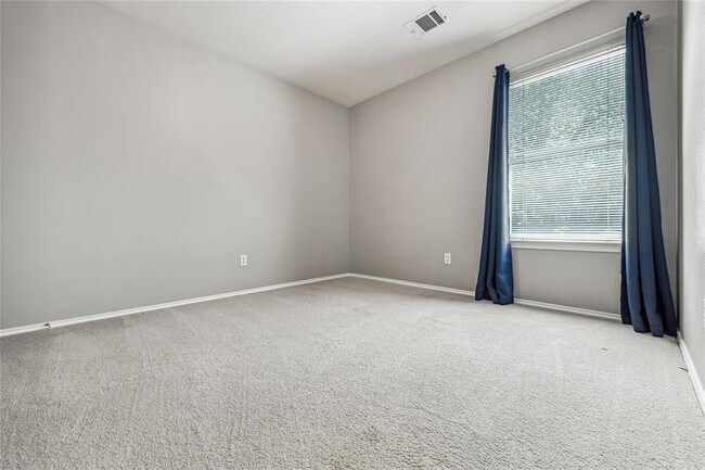 Building Photo - 2212 Clover Ridge Dr