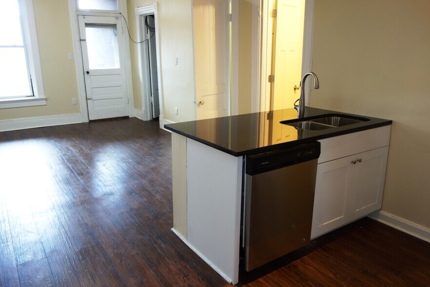 Building Photo - 1651 W 19th St